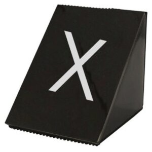 Cale-porte, acier découpé sur mesure plaque zamac gravé émail, silicone de protection.