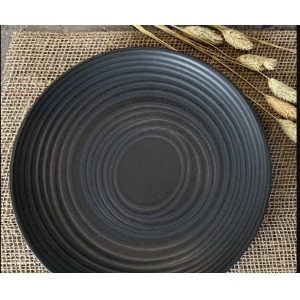 Assiette noire en grès