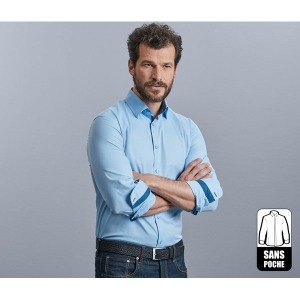 Coupe cintrée. Contrastes de couleurs au niveau des poignets et de l'encolure. Dessous de col boutonné.