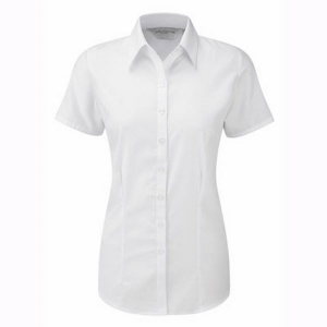Sans transparence. Coupe ajustée. Patte de boutonnage étroite.