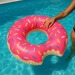 Bouée gonflable géante forme donut 105cm multicolore cadeau d’entreprise