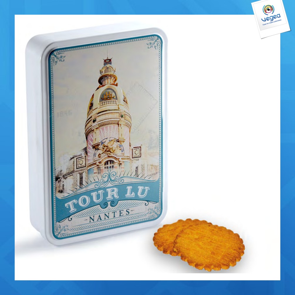 Boîte plate avec des biscuits grands sablés