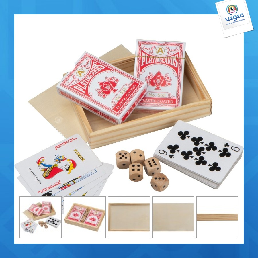 Cartes de jeu dans boîte en bois avec dé